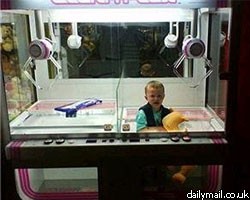 Ребенок полез за мишкой в автомат с игрушками 