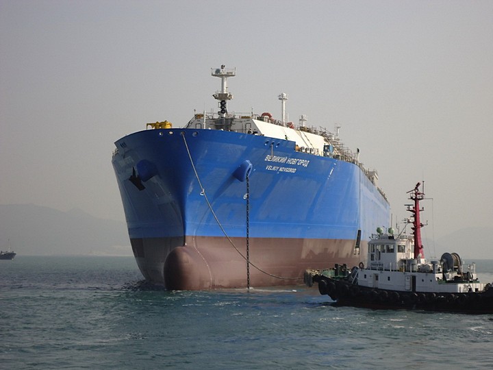 Построенный для Газпрома танкер получил название "Великий Новгород"