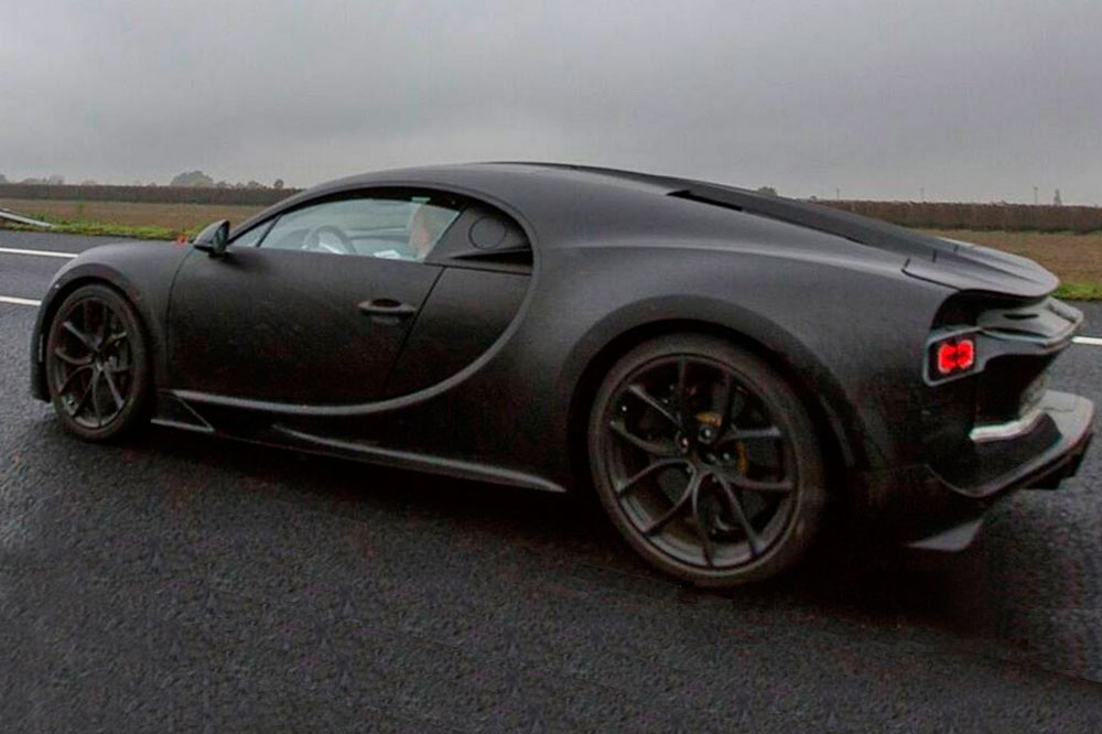 Новый спорткар Bugatti Chiron замечен без камуфляжа