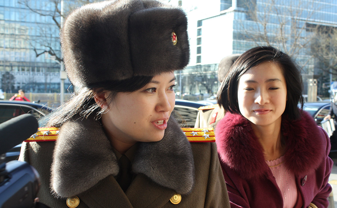 Участница женского вокального ансамбля&nbsp;Хен Сонг Вол (слева)