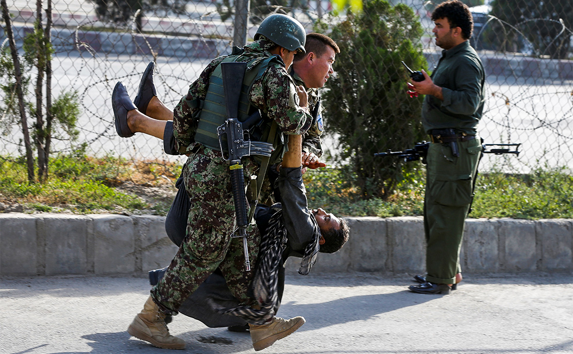 Афганские солдаты несут раненых после взрыва в Кабуле