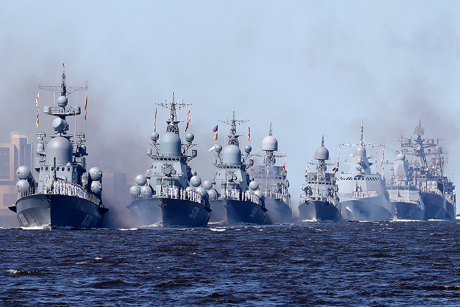 Президент поздравил военнослужащих ВМФ, ветеранов и граждан России с праздником и отметил постоянный рост оснащенности российского военного флота

