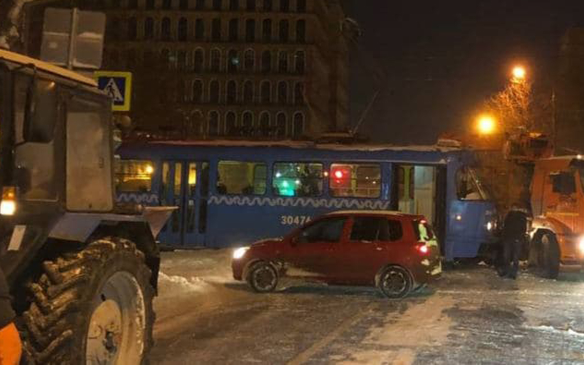 В Москве произошло ДТП с участием грузовика и трамвая