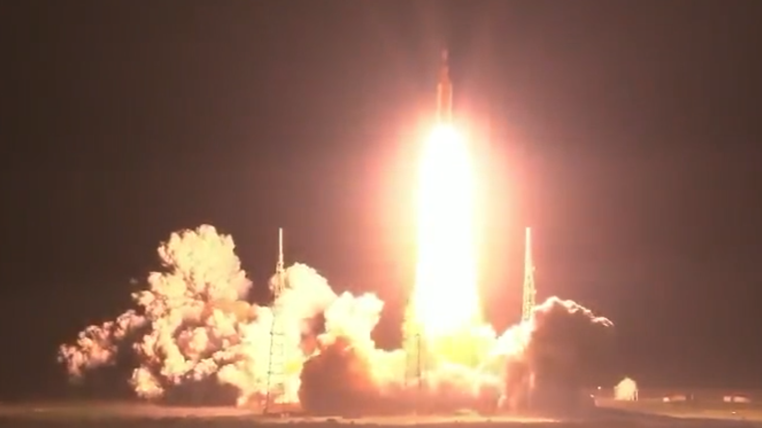 США запустили к Луне самую мощную ракету в мире SLS. Видео