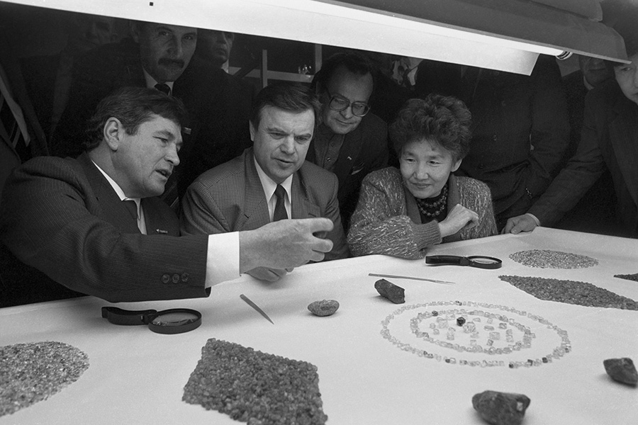 26 января 1992 года. Хасбулатов в цехе обработки металлов Удачнинского горно-обогатительного комбината во время поездки в Якутию.