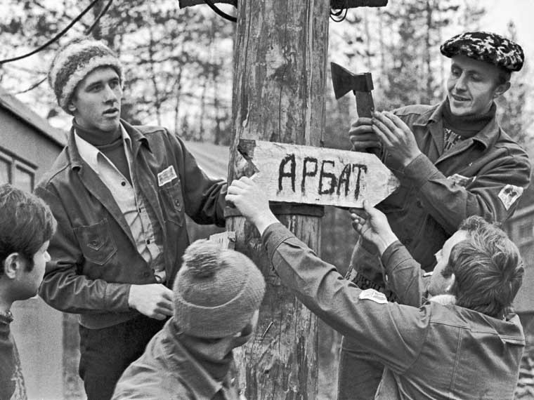 Многие станции и поселки на БАМе строились одной республикой, областью или городом, что придало им индивидуальность и колорит. Ленинградцы возводили Северобайкальск, армяне - Кюхельбекерскую и Звездную, грузины - Икабью и Нию, &nbsp;украинцы - Новый Ургал, эстонцы - Кичеру. Москвичи строили Тынду и дали улицам соответствующие названия: Красная Пресня, улица Московских Строителей, а также там появилось кафе &quot;Арбат&quot;.&nbsp;