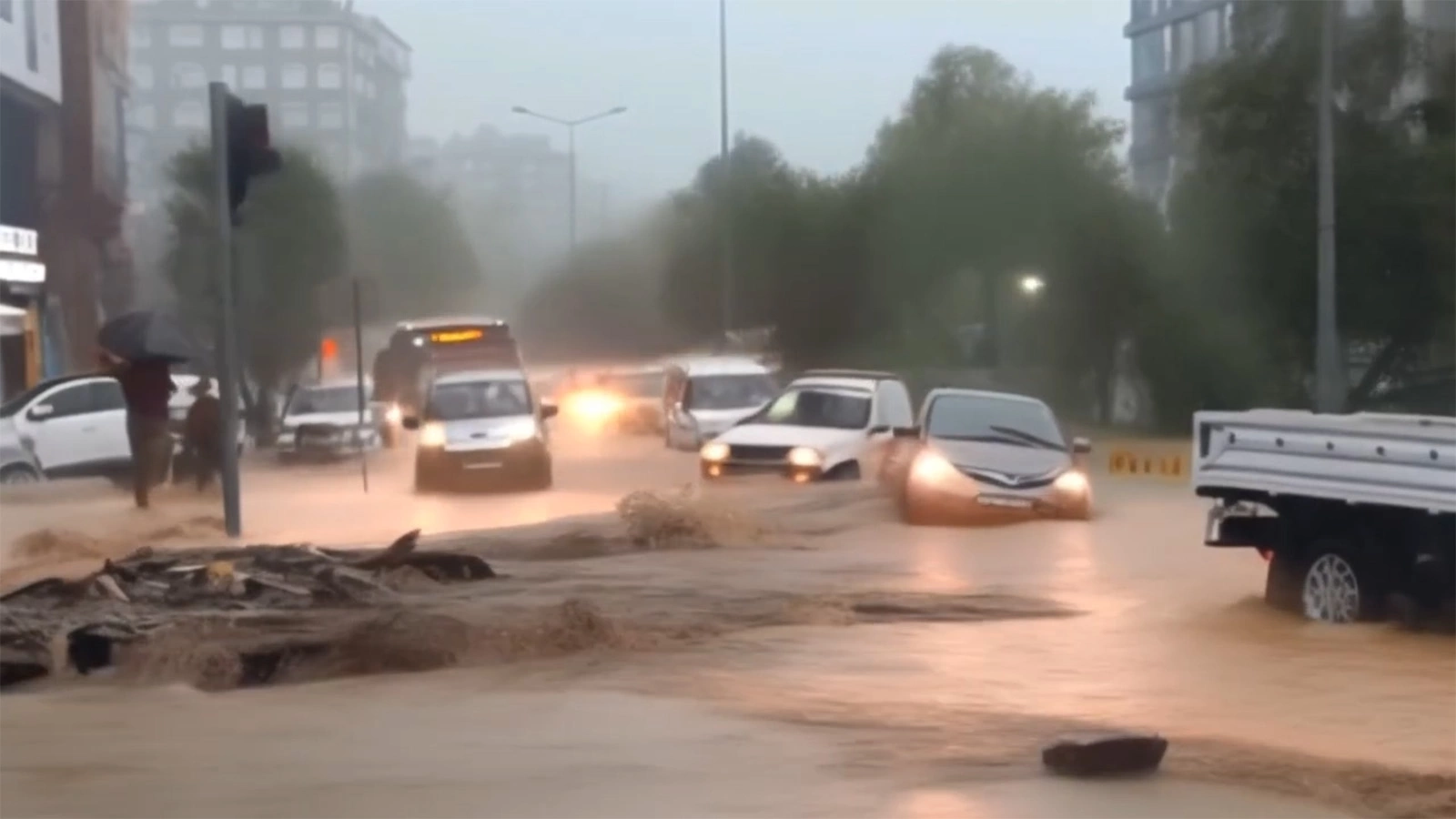 <p>В Турции из-за вызванного сильными ливнями наводнения затопило несколько городов</p>