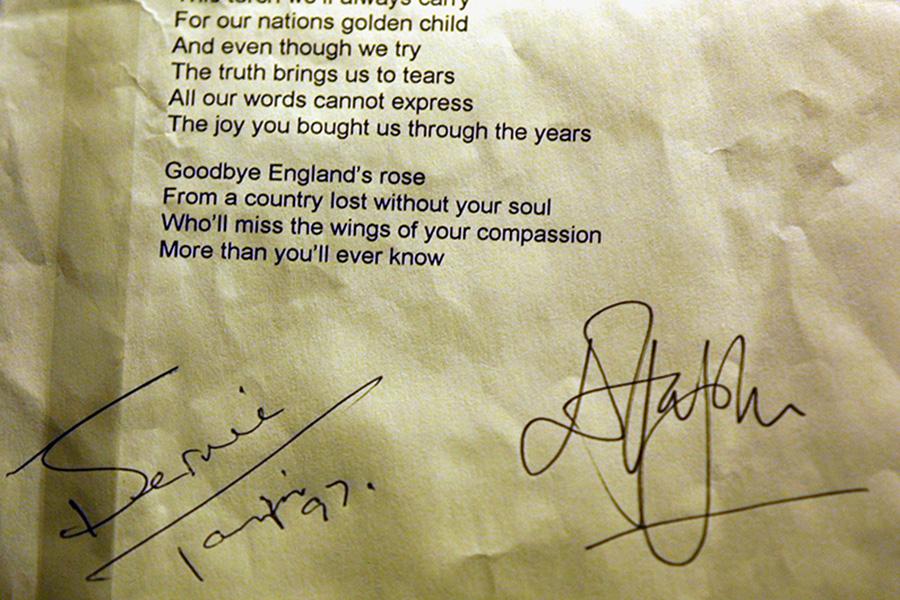 Текст песни Candle in the Wind, подписанный&nbsp;Элтоном Джоном и&nbsp;Берни Топином,&nbsp;на выставке о жизни и смерти принцессы Дианы в Грейт-Брингтон, Великобритания, 2001 год

,