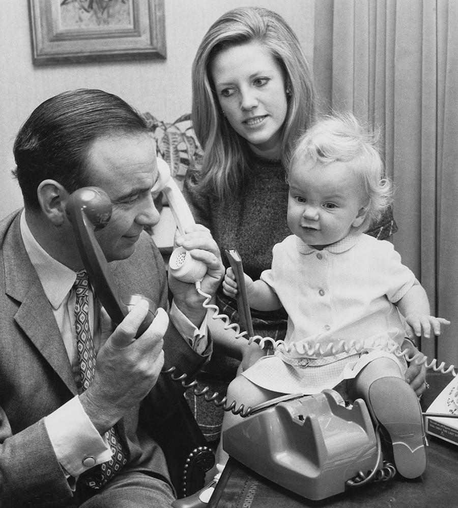 Руперт Мердок со своей женой Анной Торв и дочерью Элизабет, 1969 год