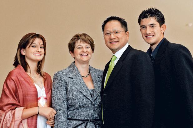 Дженсен Хуанг с семьей