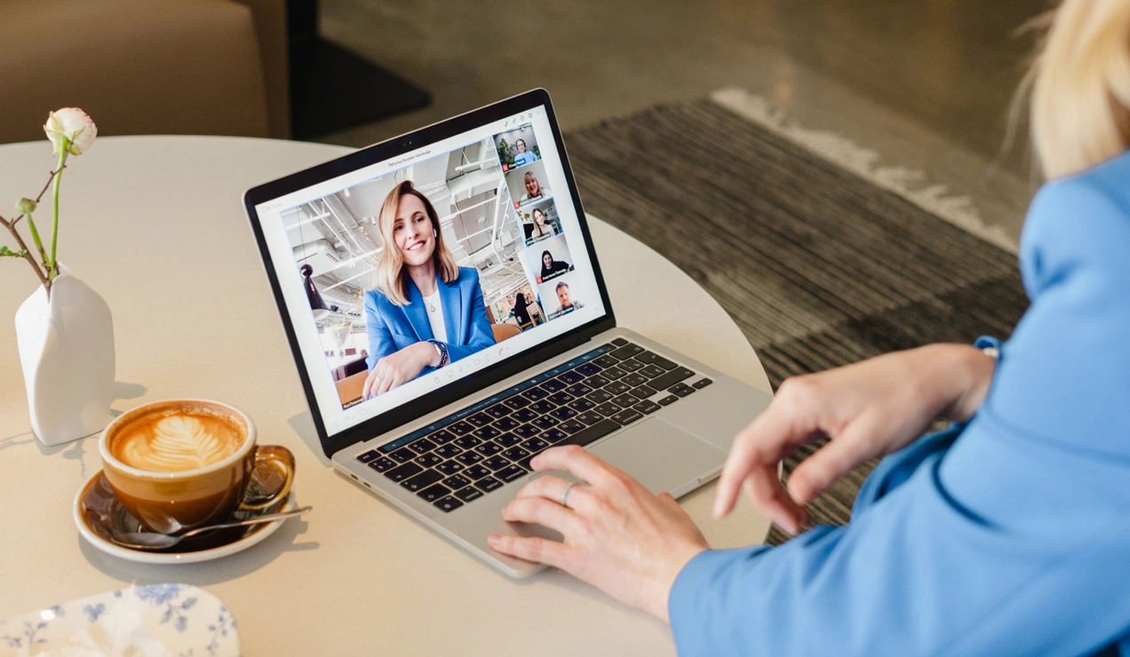 Новый ИИ-инструмент «Контур.Толка» сэкономит до 65% времени на созвонах