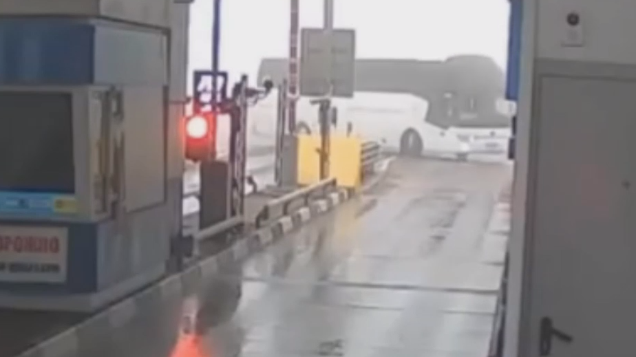 Момент ДТП с автобусом в Тульской области. Видео