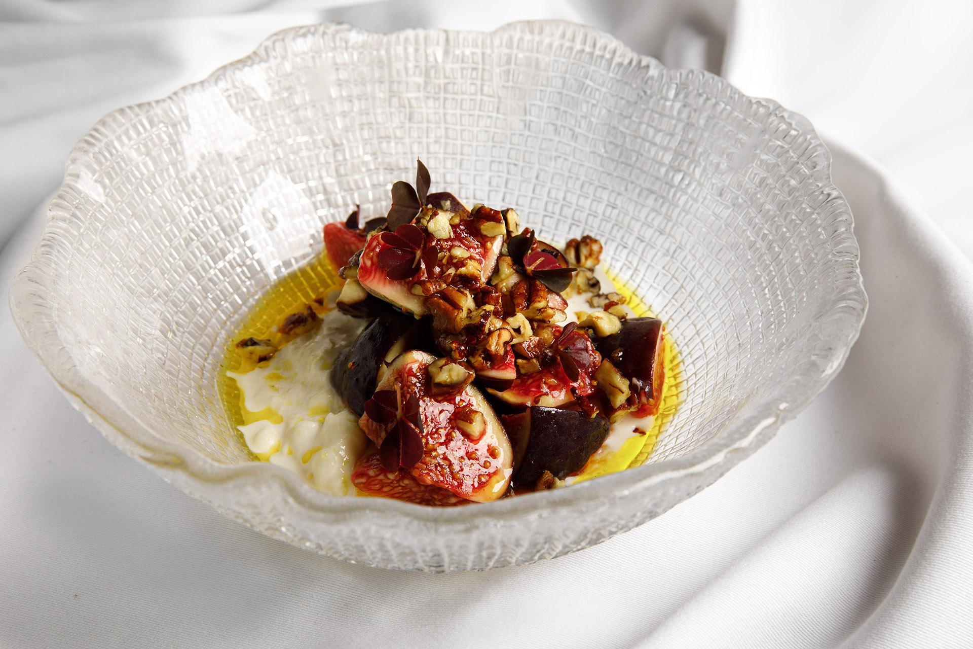 Страчателла с инжиром и глазированным орехом пекан