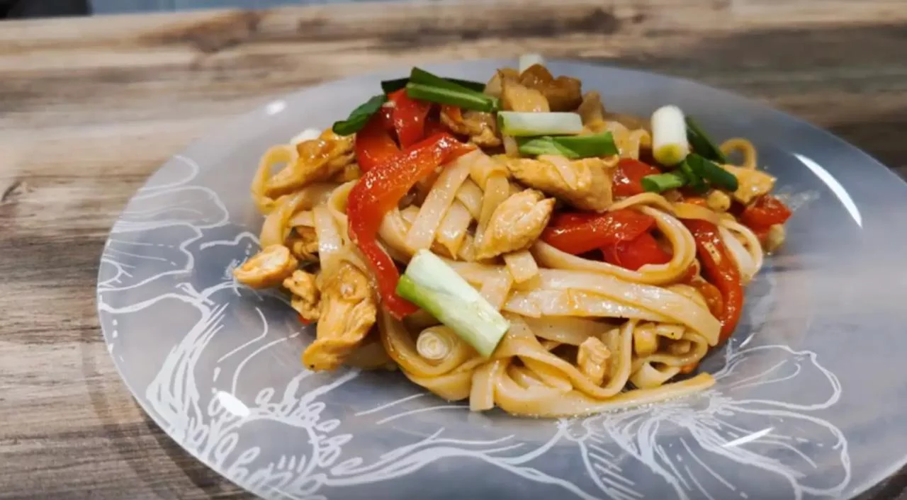 Посыпьте удон зеленым луком