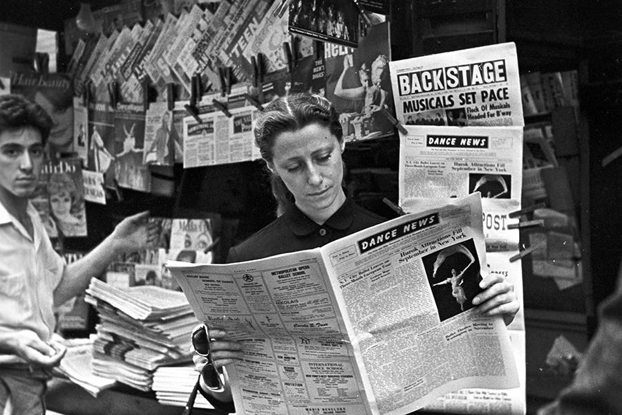 Гастроли Большого театра в Америке. Майя Плисецкая знакомится с газетными рецензиями, 1962 год