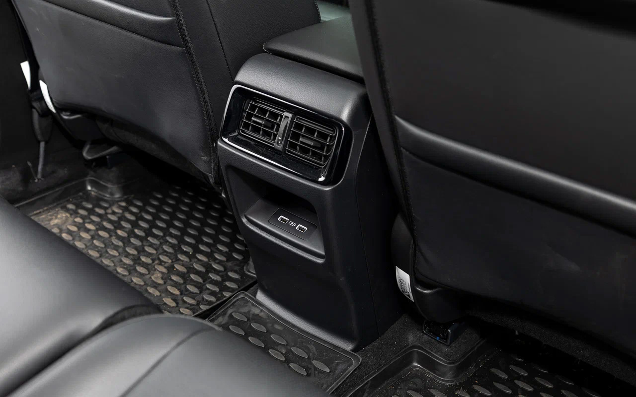 К услугам седоков второго ряда в&nbsp;Honda CR-V есть воздуховоды климатической системы и пара разъемов USB. Пол почти ровный: центральному пассажиру страдать не приходится