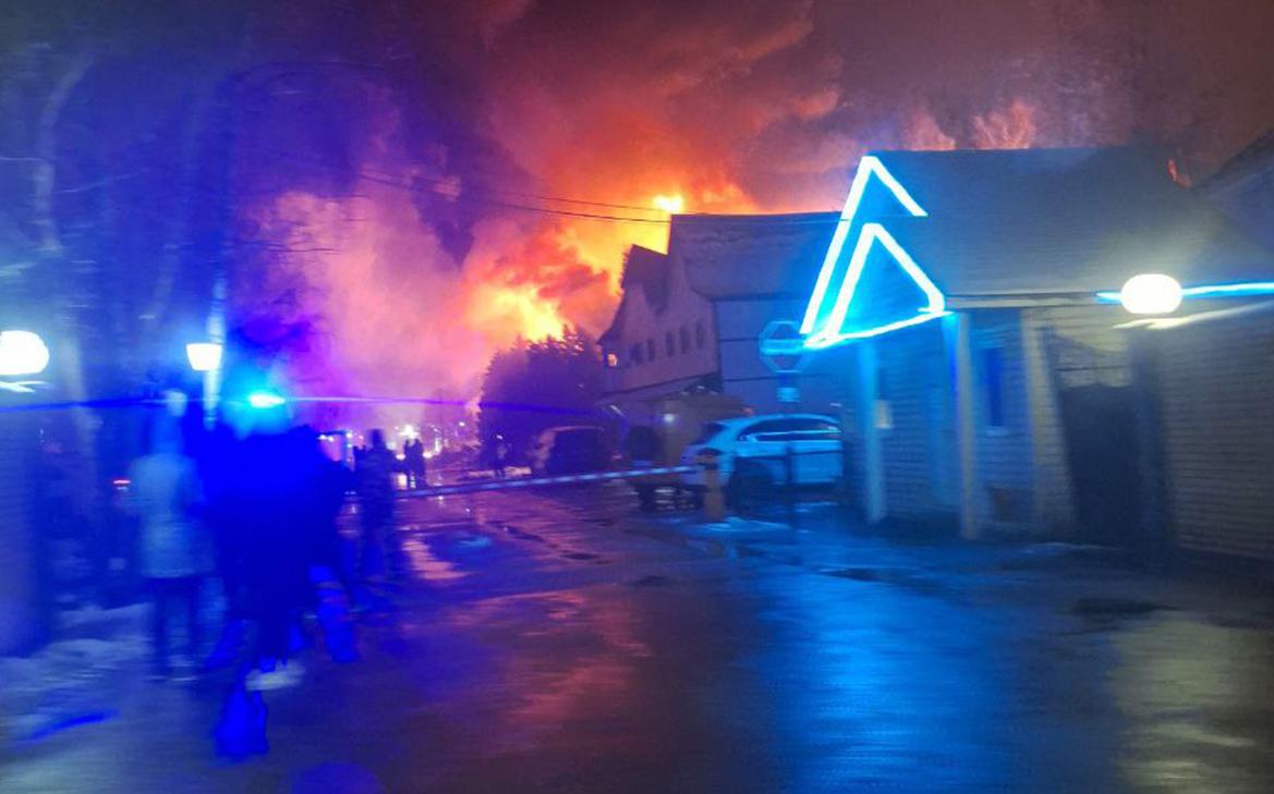 В Подмосковье загорелось здание ресторана «Роза ветров»