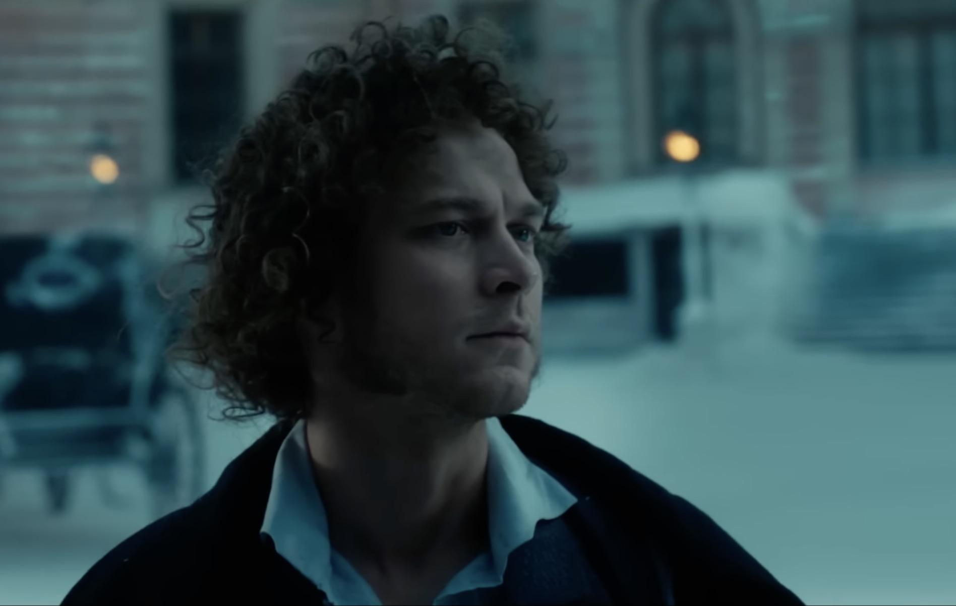 «Пророк».Исторический водевиль Феликса Умарова по мотивам судьбы поэта Александра Пушкина, призванный вернуть заблудшую молодежь к истокам и перепродать им классику, стал кассовым хитом 2025 года, заработав 1,63 млрд руб. Слагаемые успеха: мелодрама, Юра Борисов, фейерверки и зачитанный на балу рэп.«Если бы «Пророк» позиционировался как мелодрама о любви, которая свела поэта, «невольника чести», в могилу, Феликс Умаров мог бы праздновать победу — прозаичный замысел, соответствующая реализация. Но фильм старается говорить о важном, вписывая Александра Сергеевича в контекст. И кино попадает в капкан собственных амбиций: рассказать хочется все, но не все стоило бы, потому что времена странные — и о прошлом либо хорошо, либо никак». Из рецензии Тимура Алиева