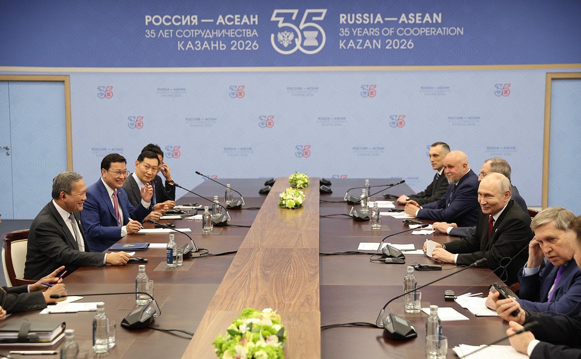 Путин пошутил о переводчике на встрече с премьером Камбоджи
