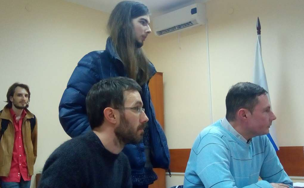 Активист Иван Лузин (в центре) в зале суда