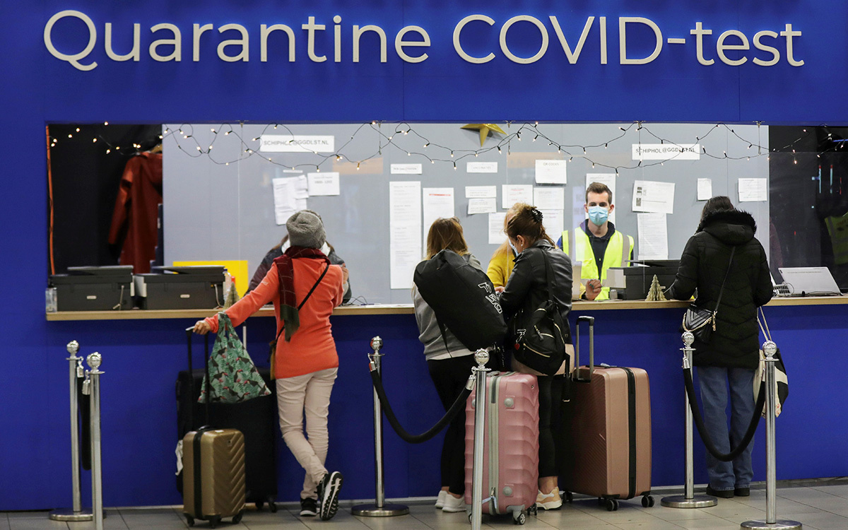 В Нидерландах у 13 пассажиров из ЮАР выявили омикрон-штамм коронавируса