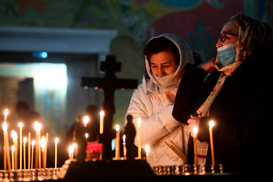 Верующие во время Рождественского богослужения в Свято-Троицком кафедральном соборе в Екатеринбурге