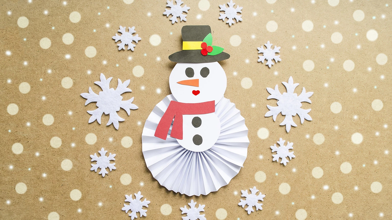 Веселый снеговик из картона своими руками. Новогодняя поделка в детский сад или школу.