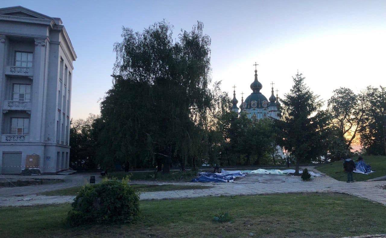В Киеве снесли малую Десятинную церковь УПЦ у музея истории Украины
