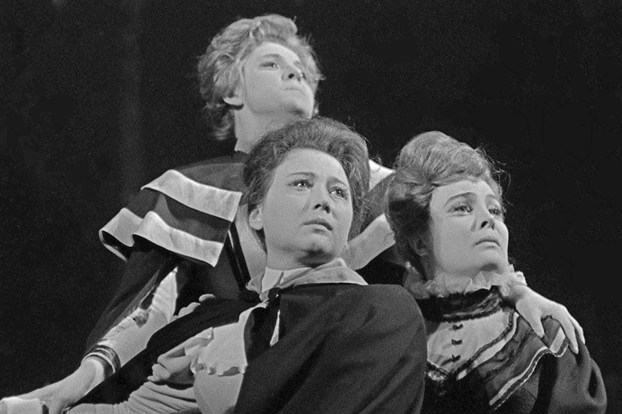 Зинаида Шарко (в центре), Татьяна Доронина (справа), Эмма Попова (слева) в пьесе Антона Чехова &laquo;Три сестры&raquo; в постановке Георгия Товстоногова в Ленинградском академическом Большом драматическом театре имени Максима Горького, 1965 год