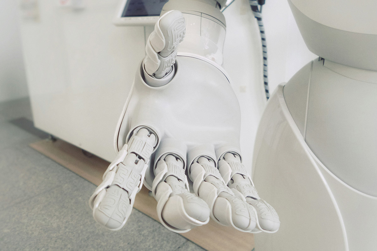 Роботы жарят куриные крылья и рубят салаты, нейросети считают списания, а меню тестируют без долгих R&D