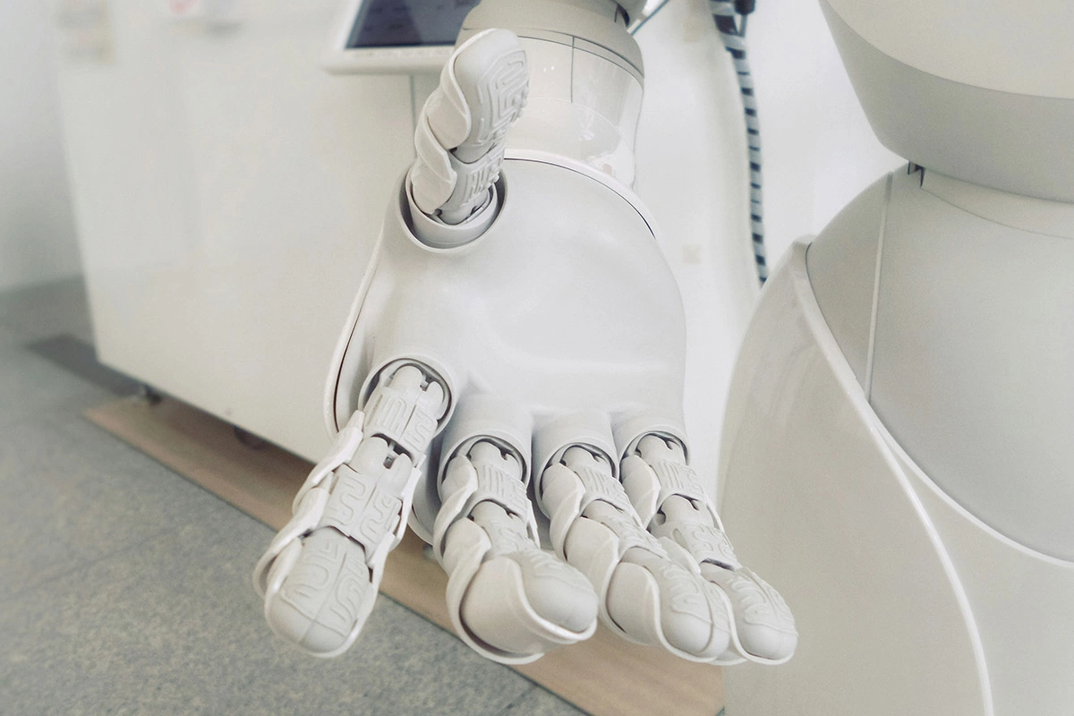 Роботы жарят куриные крылья и рубят салаты, нейросети считают списания, а меню тестируют без долгих R&D