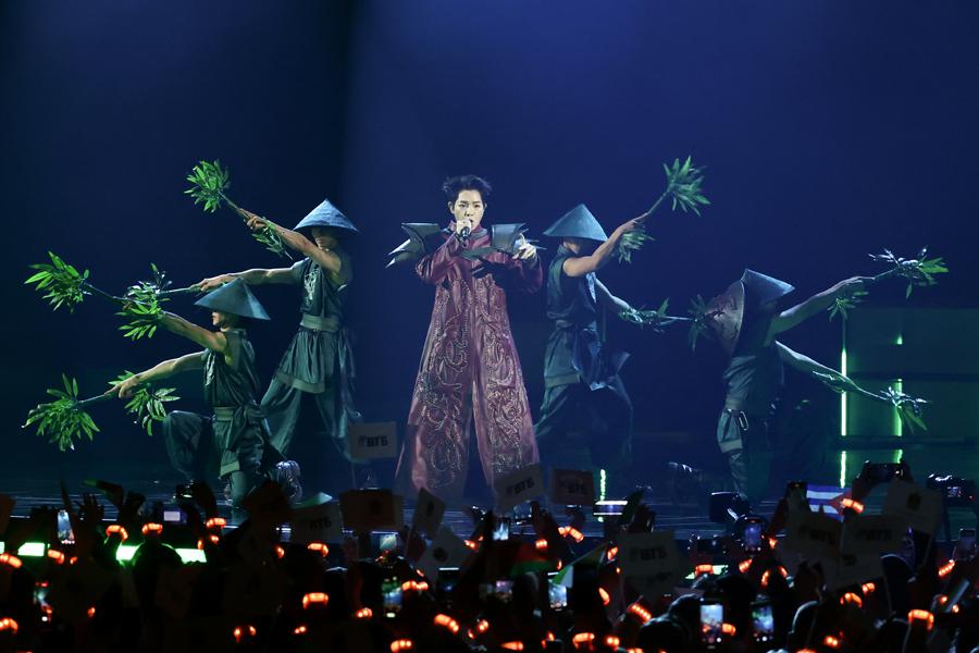 Певец Дык Фук, представляющий Вьетнам, во время международного музыкального конкурса «Интервидение» 2025 в концертном зале «Live Арена»