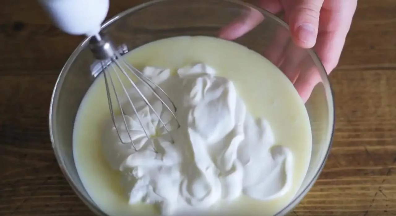 Смешайте сметану и сгущенку