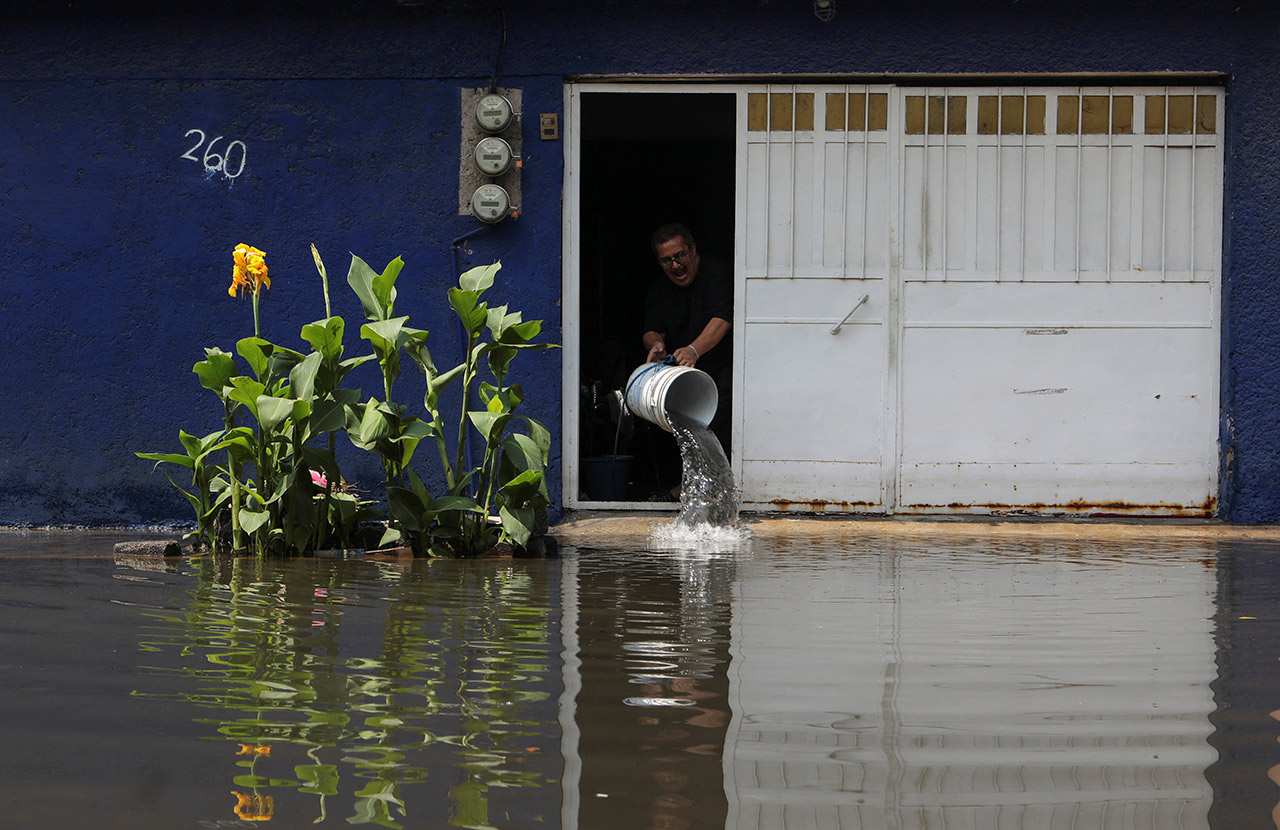 Согласно последним данным, погибли по меньшей мере 64 человека, а 65 числятся пропавшими без вести.