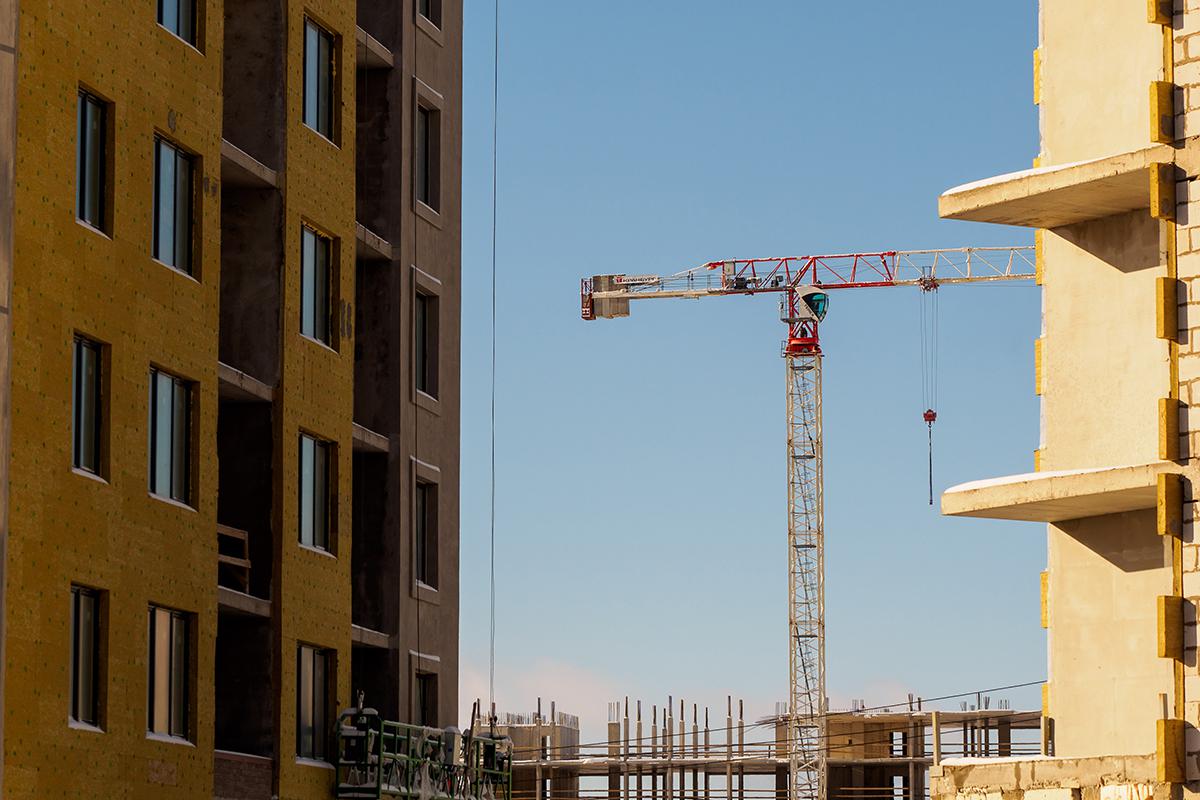 За год объем строящегося в России жилья вырос минимально с 2021 года