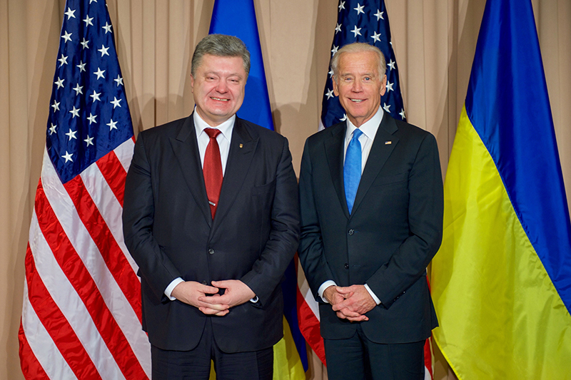 Вице-президент США Джозеф Байден (на фото справа) в&nbsp;декабре прошлого года заявил, что&nbsp;видит на&nbsp;Украине экономический прогресс. С президентом Петром Порошенко (на фото слева) Байден, по&nbsp;его словам, общается регулярно. &laquo;Я только&nbsp;четыре раза был в&nbsp;вашей стране за&nbsp;последние два года, но&nbsp;мы, наверное, более тысячи часов провели в&nbsp;телефонных разговорах, и&nbsp;я больше общаюсь с&nbsp;президентом [Порошенко], чем&nbsp;со&nbsp;своей женой&raquo;,&nbsp;&mdash; сказал Байден в&nbsp;декабре