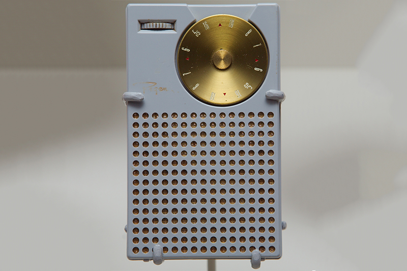 7. Радиоприемник Regency TR-1

Первый в&nbsp;истории серийный коммерческий радиоприемник, полностью работавший на&nbsp;транзисторах, был выпущен в&nbsp;ноябре 1954 года компаниями Texas Instruments и&nbsp;IDEA. Новый продукт помещался в&nbsp;карман (его размеры&nbsp;&mdash;&nbsp;примерно 8 на&nbsp;13 см), стоил около&nbsp;$50 ($440 по&nbsp;нынешним ценам) и&nbsp;был доступен в&nbsp;четырех цветах&nbsp;&mdash;&nbsp;черном, сером, бежевом и&nbsp;красном. Транзисторы служили для&nbsp;усиления радиосигнала. Как пишет Time, Regency &laquo;в одночасье изменил мир&raquo;, став первым примером по-настоящему портативной техники с&nbsp;продуманным минималистичным дизайном, на&nbsp;который&nbsp;впоследствии ориентировались все его главные конкуренты.
