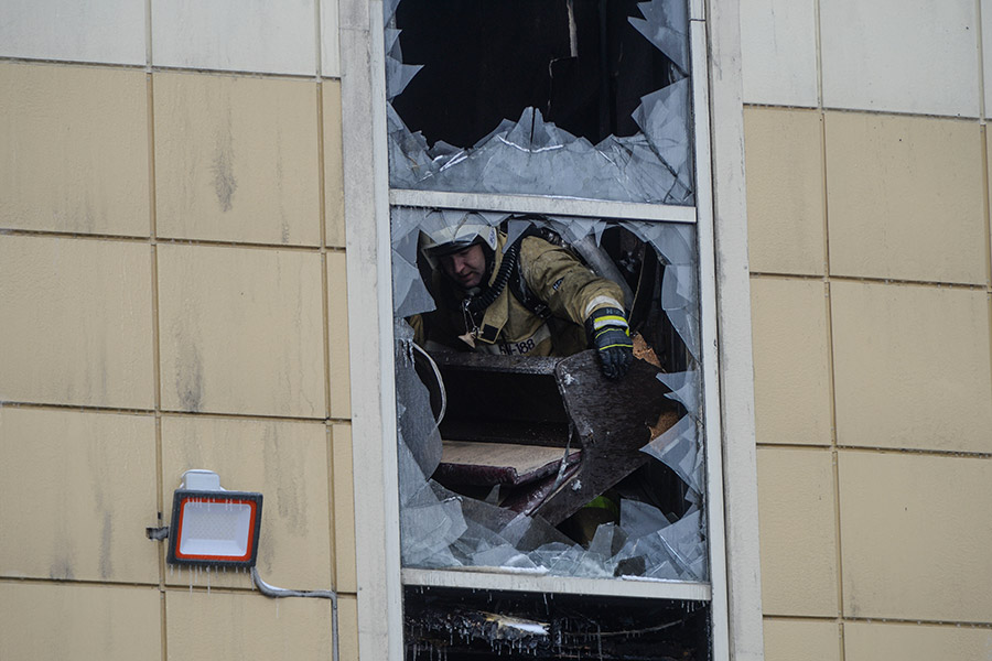 Сотрудник пожарной охраны МЧС во время тушения пожара в торговом центре «Зимняя вишня» в Кемерово