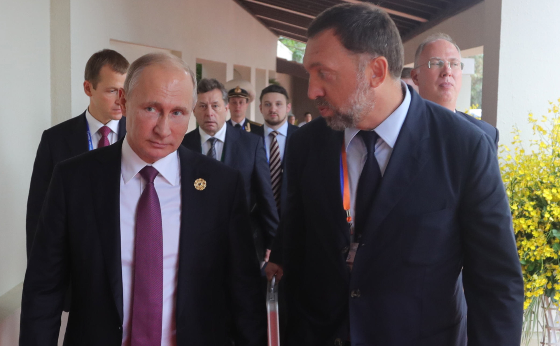 Владимир Путин и Олег Дерипаска на саммите АТЭС во Вьетнаме