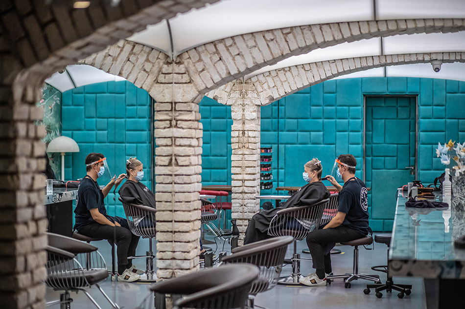 В Праге возобновили работу парикмахерские после ослабления карантина, введенного из-за коронавируса COVID-19