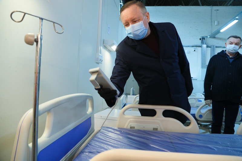Губернатор Александр Беглов во время выездного совещания по подготовке временного госпиталя в Ленэкспо