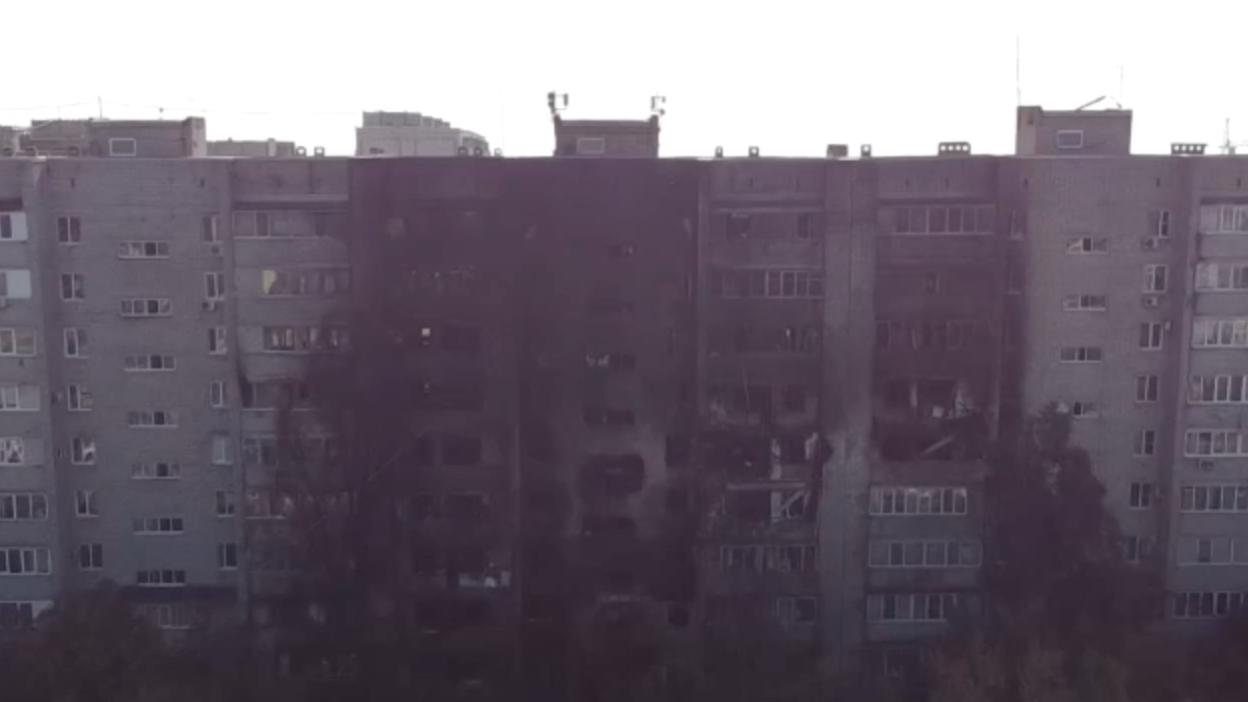 Последствия пожара в доме в Ейске после крушения Су-34. Кадры с коптера