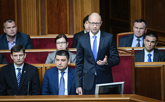 Премьер-министр Украины Арсений Яценюк (в центре) на заседании Верховной Рады