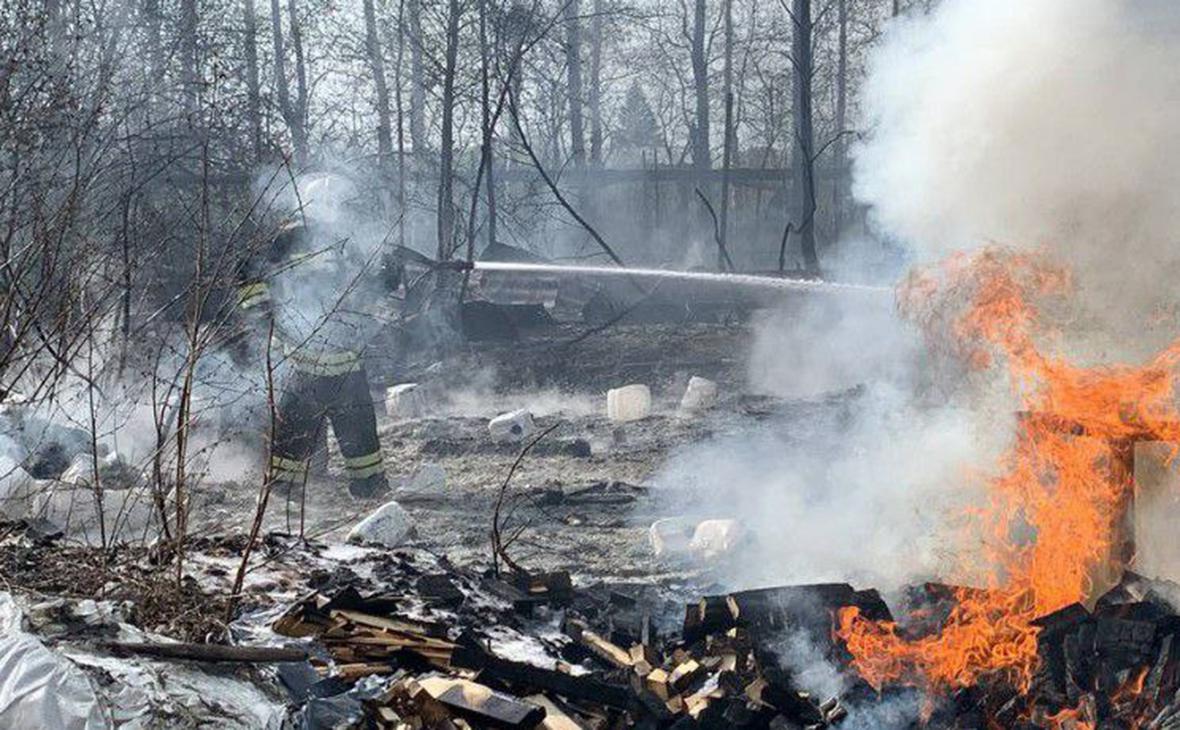 В Свердловской области начали эвакуацию после пожара на складах с порохом