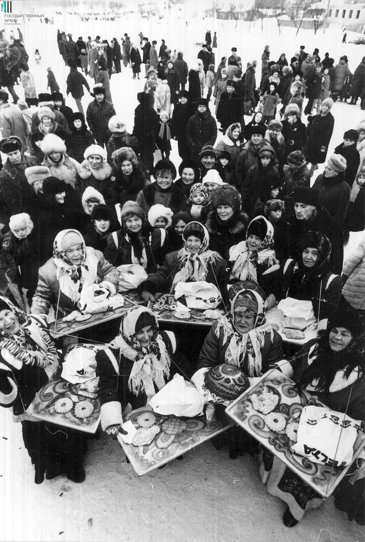 Жители Перми во время встречи Нового года на одной из площадей. 13 января 1994 год.&nbsp;