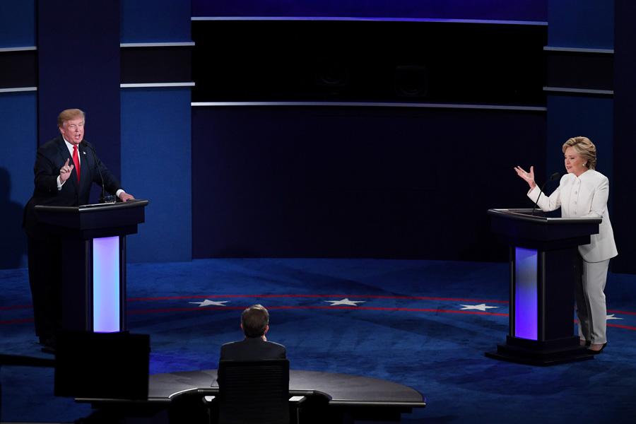Хиллари Клинтон и Дональд Трамп во время дебатов, 2016 год