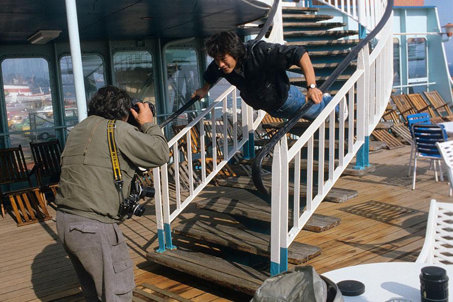 Виктор Цой, исполнитель одной из ролей в фильме «Игла», снятом Рашидом Нугмановым, позирует фотографу на всесоюзном кинофестивале «Золотой Дюк» в Одессе, 1988 год