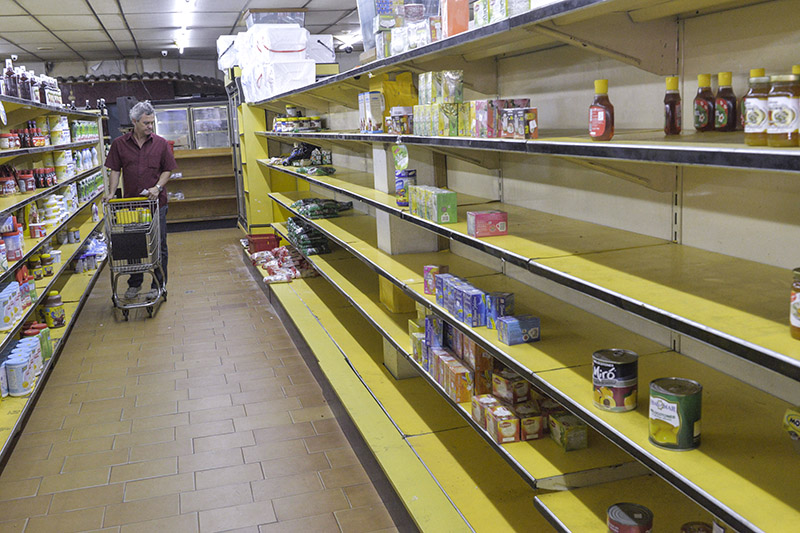 Полки продовольственного магазина в столице Венесуэлы.