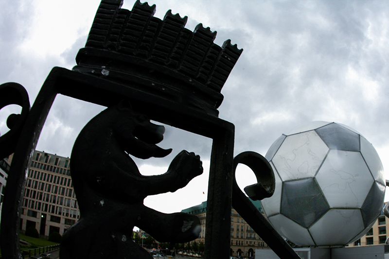Футбольный мяч рядом с&nbsp;символом Берлина&nbsp;&mdash; фигурой медведя