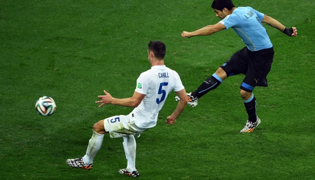 Сборная Уругвая обыграла команду Англии на чемпионате мира благодаря дублю Луиса Суареса и сохранила шансы на выход в плей-офф. Англичане, в свою очередь, оказались в одном шаге от провала и теперь их судьба зависит от других команд. (с) Getty Images.